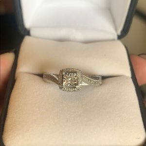 Diamond Ring total 1/2 Carat of diamonds